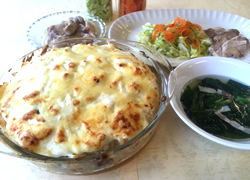 1日目の献立　海老ドリアとベーコンとほうれん草のスープ、サラダの献立〕