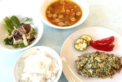 〔第2日目　イワシの香草焼き、豆入りカレースープ、キノコのマリネ（常備菜）、フルーツゼリーの献立〕